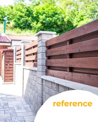 Víte, že plot nemusí být jen z klasických plotovek? 😮 Využít můžete vroubkovaná nebo hladká prkna ze sibiřského modřínu. 🌲...